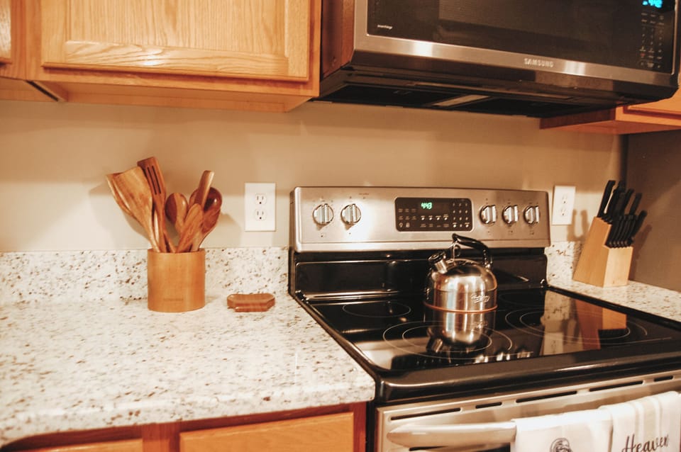 👨‍🍳 From quick breakfasts to family dinners, the fully equipped kitchen has everything you need to cook with confidence. ✨ Spacious countertops and everyday essentials make preparing meals easy.