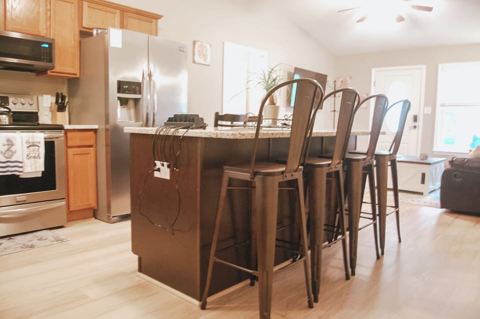 🍳 The fully equipped kitchen is ready for everything from quick breakfasts to family dinners — complete with stainless steel appliances, a spacious island, and seating for four. ☀️ Open, welcoming, and perfect for gathering together.
