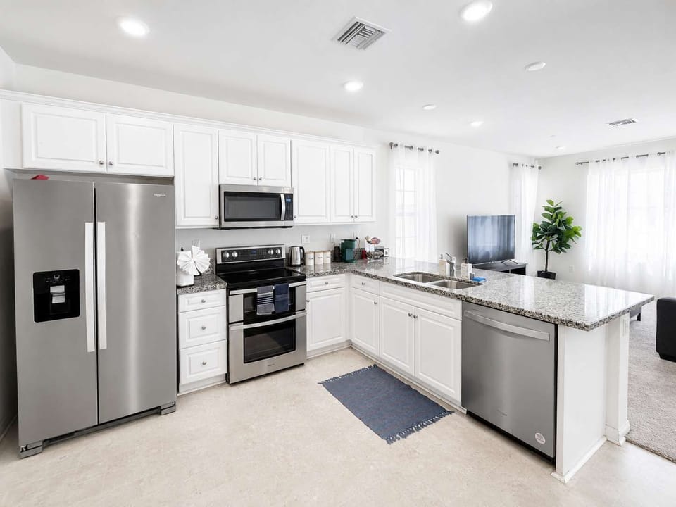 House (4 Bedrooms) | Private kitchen | Coffee/tea maker, microwave, oven, electric kettle