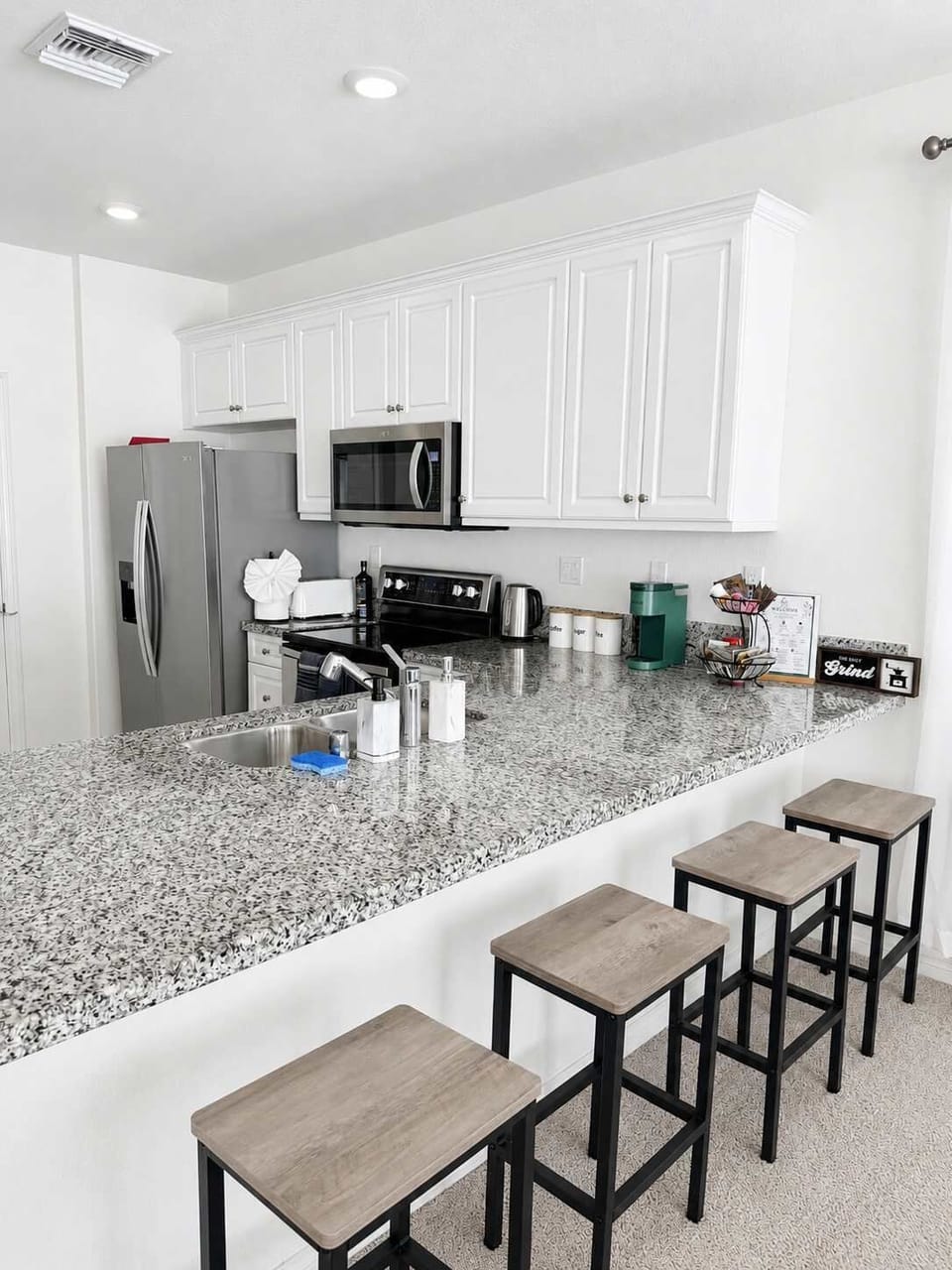 House (4 Bedrooms) | Private kitchen | Coffee/tea maker, microwave, oven, electric kettle