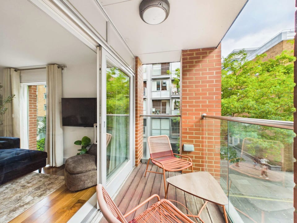 Westminster Spacious 2BR Apartment with Balcony Apartment in City of Westminster