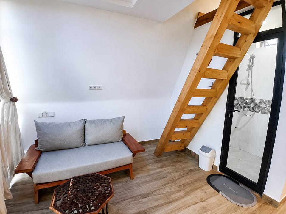 Deluxe Studio, 1 Queen Bed, Microwave, Garden Area | Living area