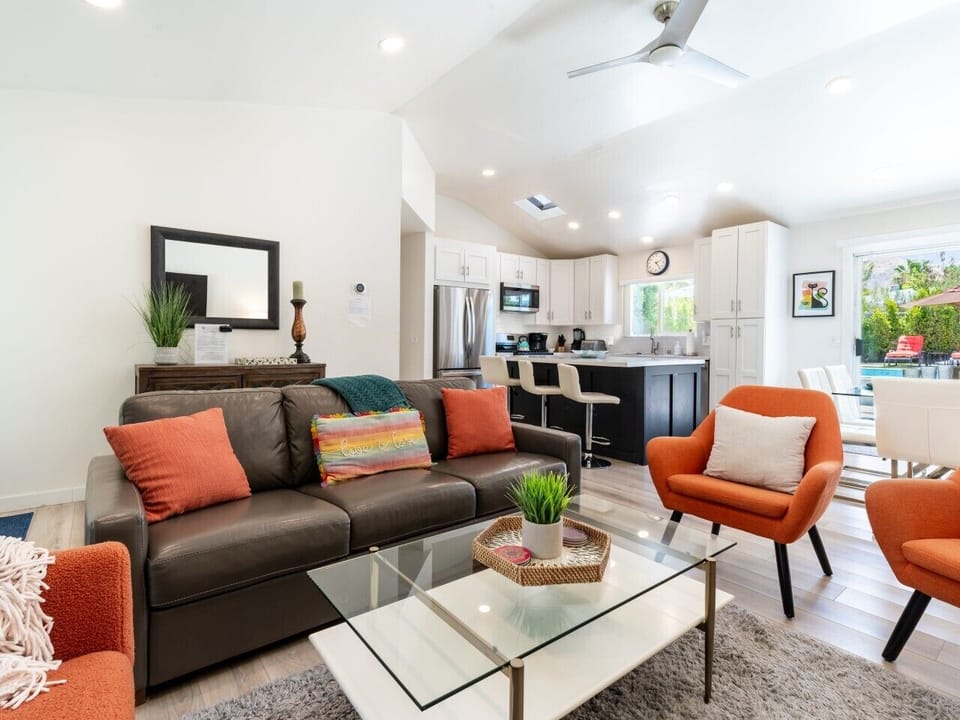 Living area w/pull out sofa bed