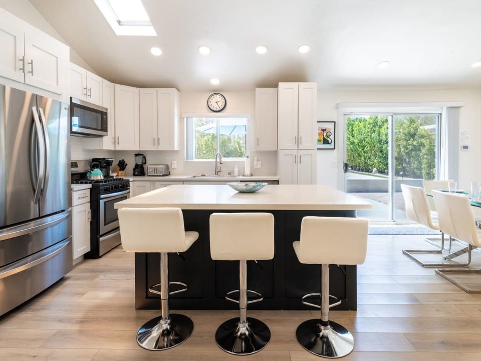 Full Kitchen and island bar top