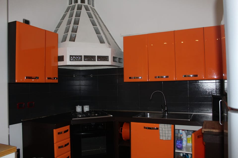Deluxe Apartment, Non Smoking, Courtyard View | Private kitchen | Full-size fridge