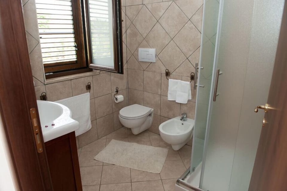 Shower, rainfall showerhead, free toiletries, hair dryer