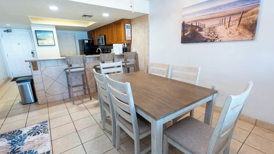 Apartment, Multiple Beds, Ocean View (Suntide II #405) | Dining