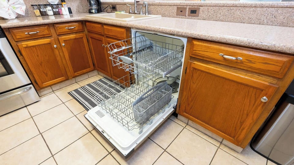 Apartment, Multiple Beds, Ocean View (Suntide II #405) | Private kitchen