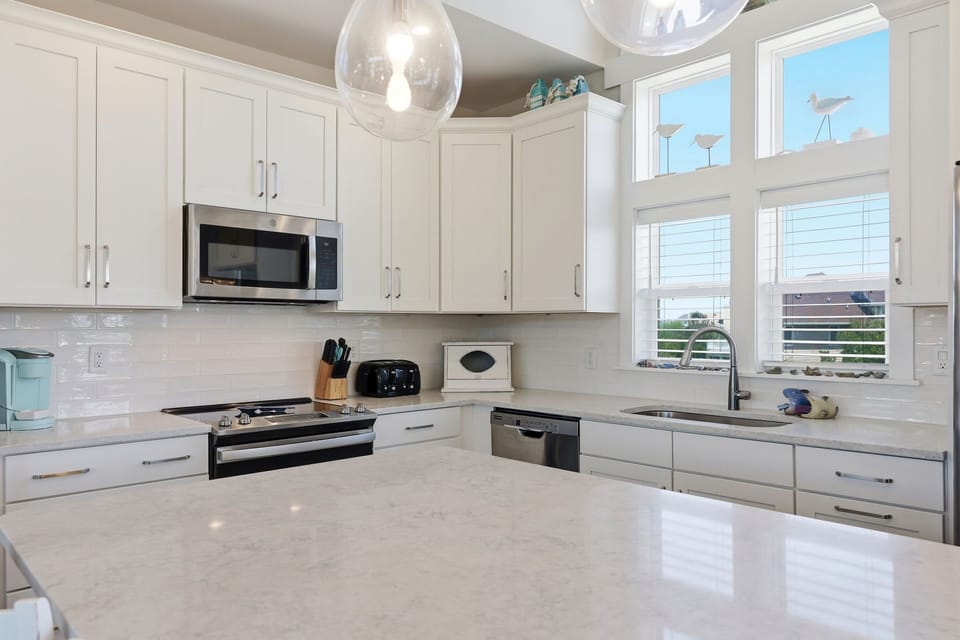 Fully Equipped Kitchen w/ Refrigerator, Stove, Oven, Dishwasher, Sink, Microwave, Coffee Maker, Cooking Utensils and More