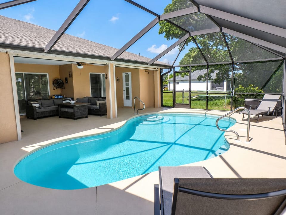Kick back and relax next to the pool in the com sun loungers, next jump in