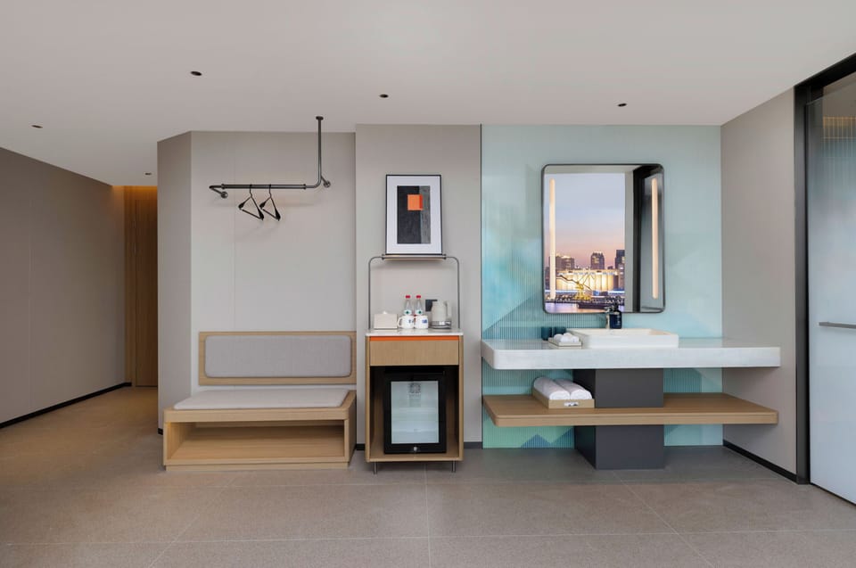 Hollyood Twin Suite River View | Bathroom | Shower, free toiletries, hair dryer, slippers