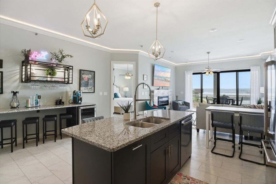 Condo, Multiple Beds (Martini Penthouse at Topsider) | Interior