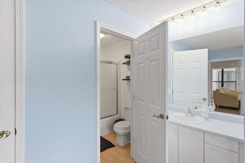 Family-friendly Condo at the 1MM Boat Slip, Lake Views + Pool Access Near Bagnell Dam Apartment in Lake of the Ozarks