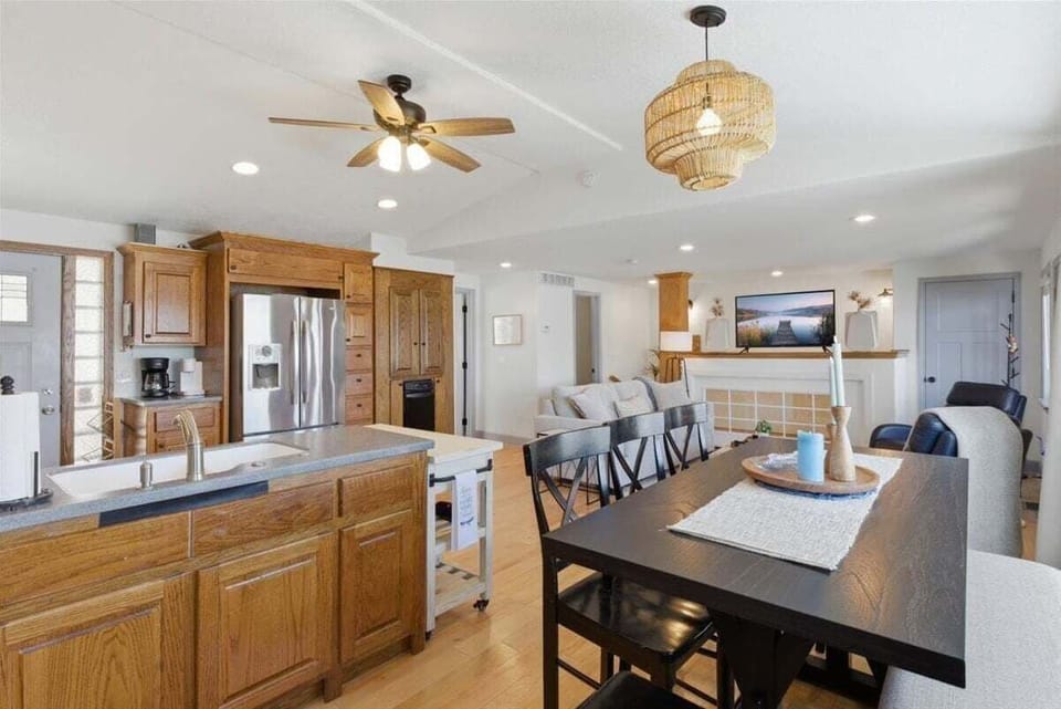 House, Multiple Beds (Ripple Effect Retreat) | 4 bedrooms, individually decorated, individually furnished, bed sheets