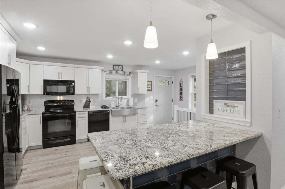 House, Multiple Beds (Osage Highlands Hideaway) | Private kitchen