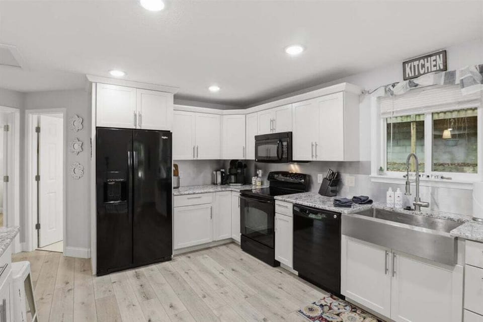 House, Multiple Beds (Osage Highlands Hideaway) | Private kitchen