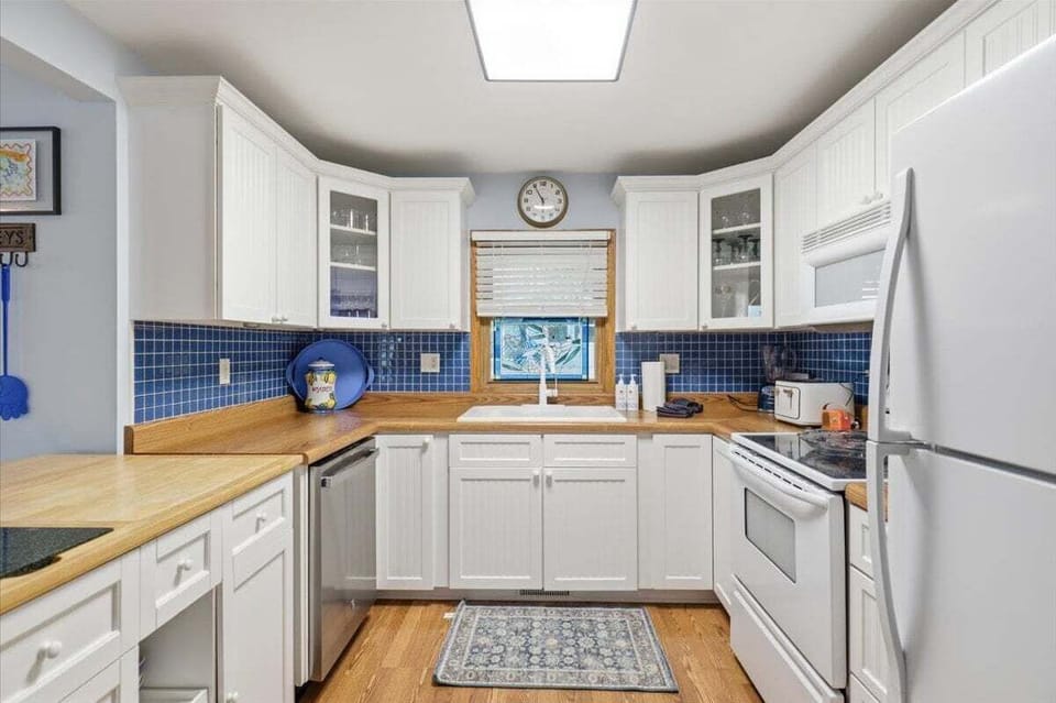 House, Multiple Beds (Lakehouse 19) | Private kitchen