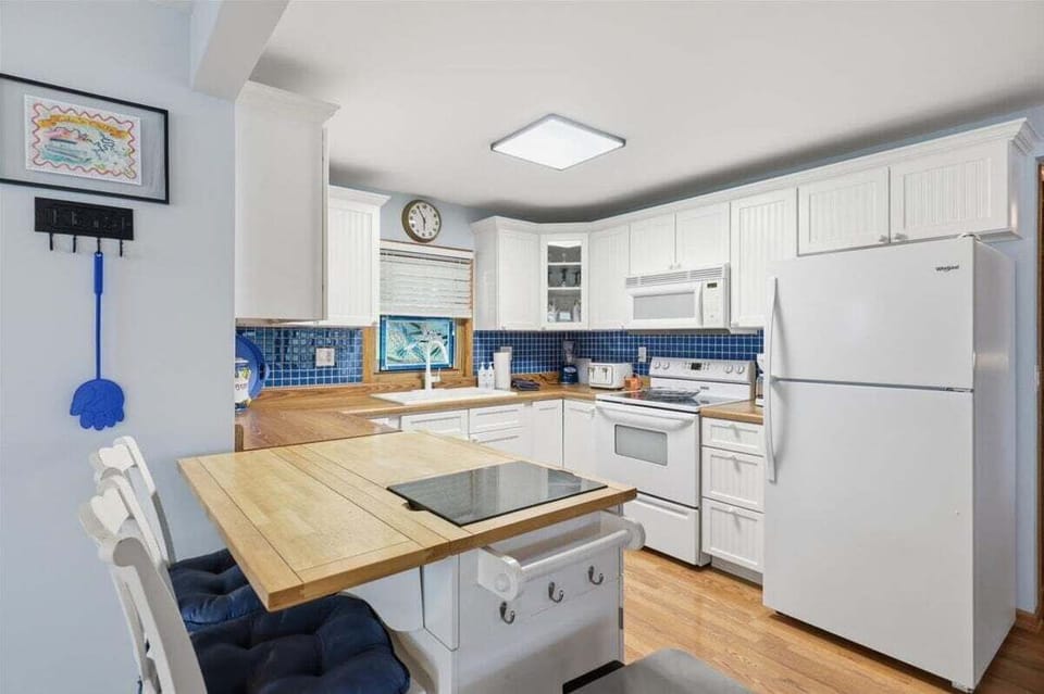 House, Multiple Beds (Lakehouse 19) | Private kitchen