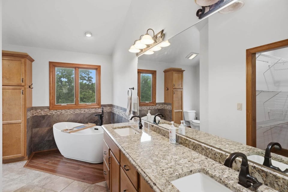 Private Heated Pool, Sleeps 18, Game Room & Outdoor Living House in Missouri