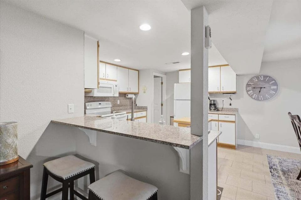 House, Multiple Beds (Sioux Trails Sunsets) | Private kitchen