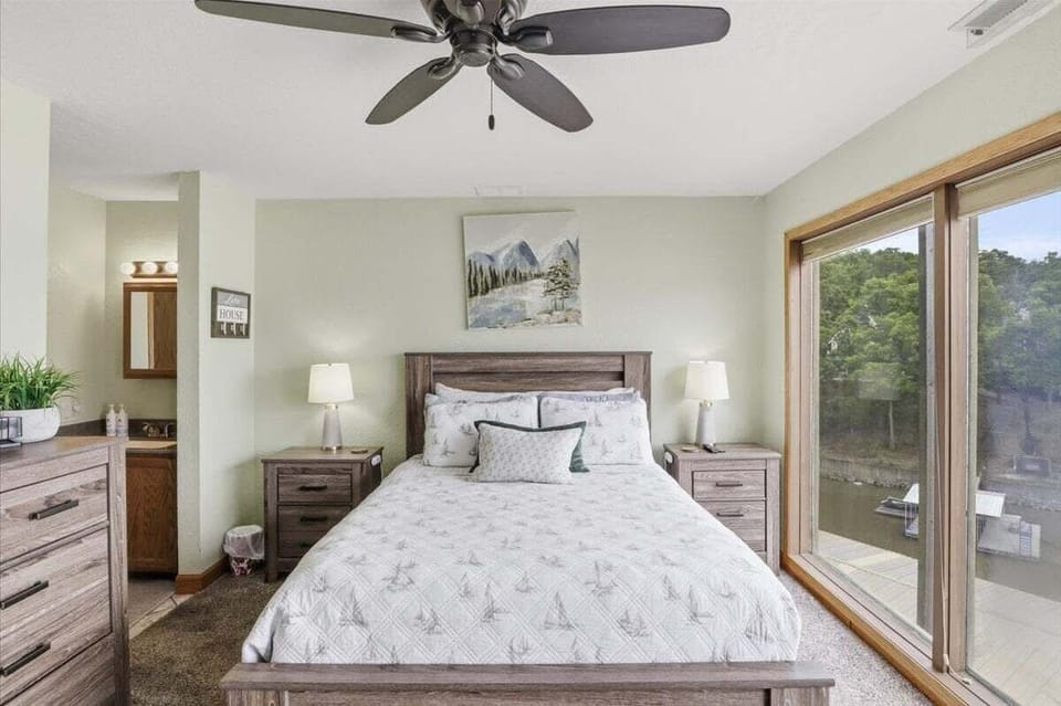 Blissful Lake Life at the 24mm Playground, 2 Pools & Trailer Parking Apartment in Lake of the Ozarks