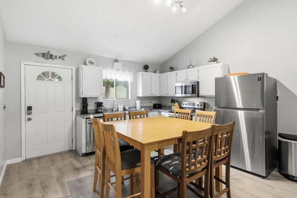 House, Multiple Beds (Amazing Glaize) | Private kitchen