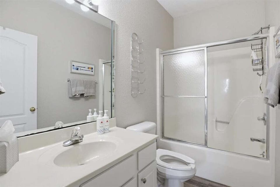 Lakefront Updated Condo at 2mm w/ 2 Pools, Hot Tub, Boat Slip Apartment in Lake of the Ozarks