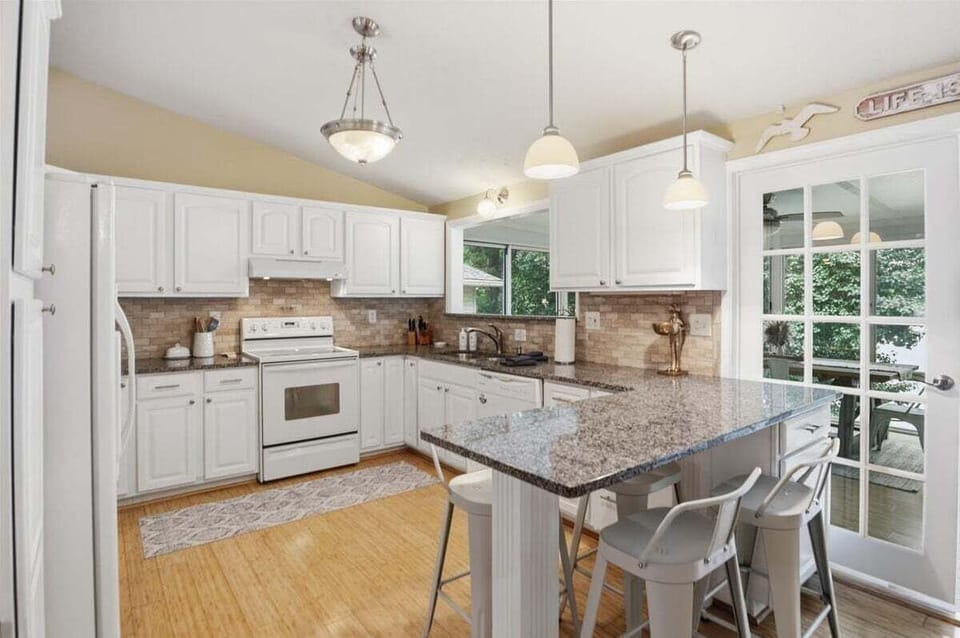 House, Multiple Beds (Lake 88) | Private kitchen