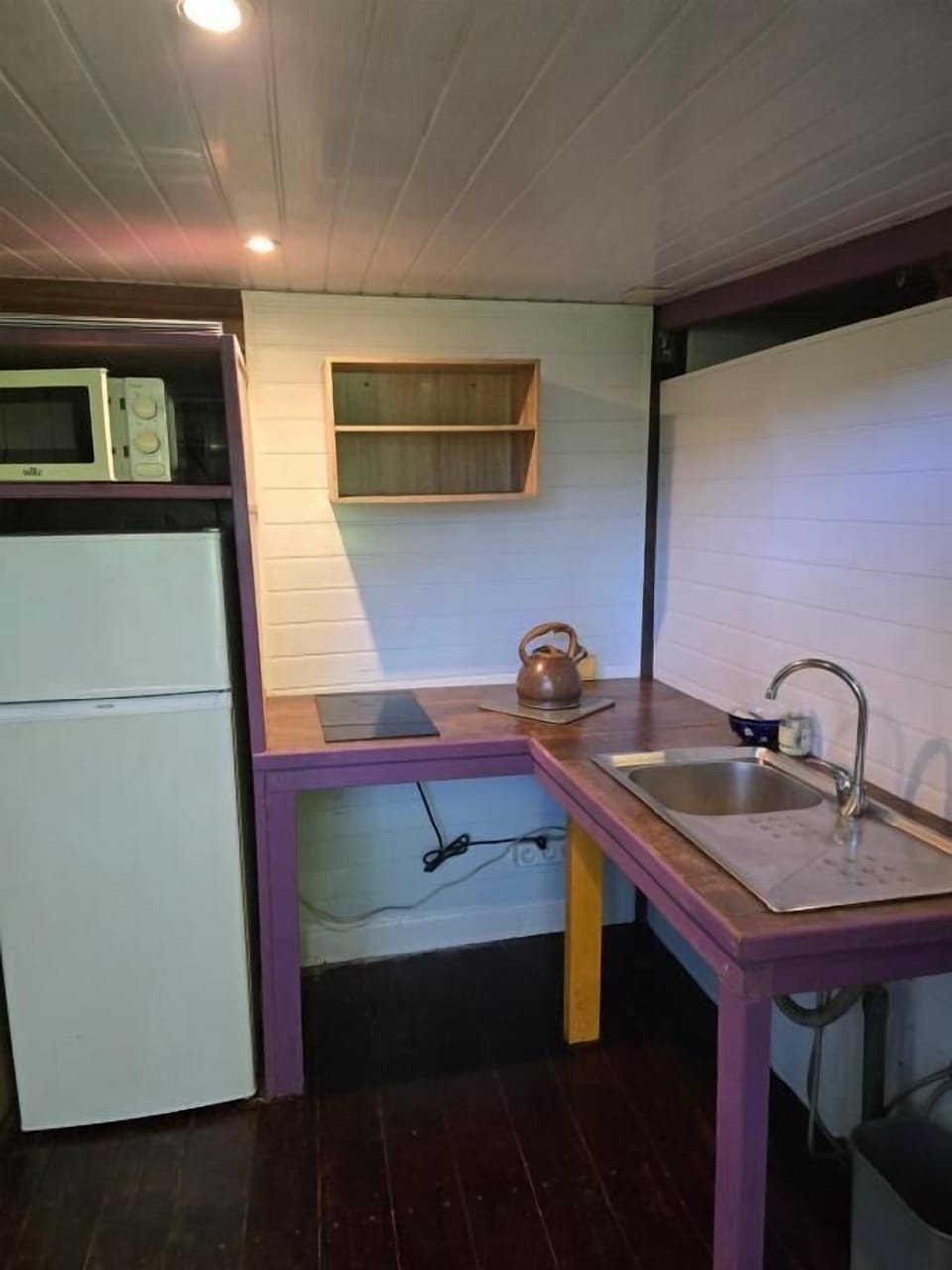 Comfort Chalet, Garden Area | Private kitchen | Dining table