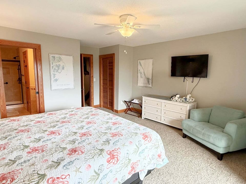 QE6: OBXCITEMENT | TL Bedroom 3 - King, Private Bath, Deck Access