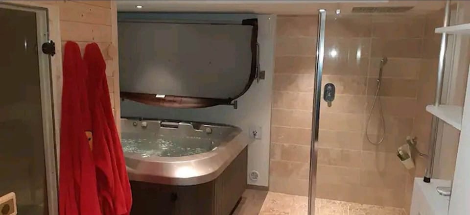 LES-SPAS-INSOLITES-Le-SPA-du-Moulin-Salle-De-Bain