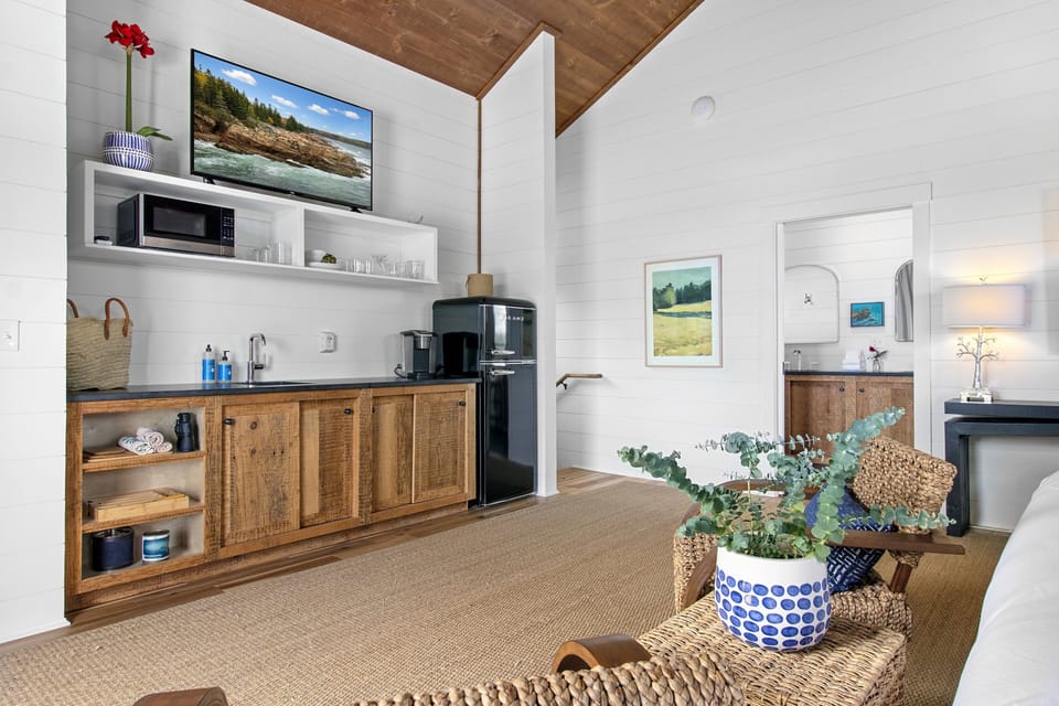 House, 1 King Bed (Layla at Salt Water Farm) | Private kitchen