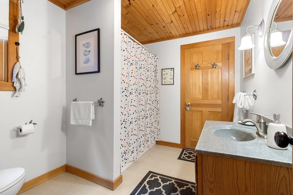 Capstone Cottage - Quintessential Cabin on Bay Cottage in Winter Harbor