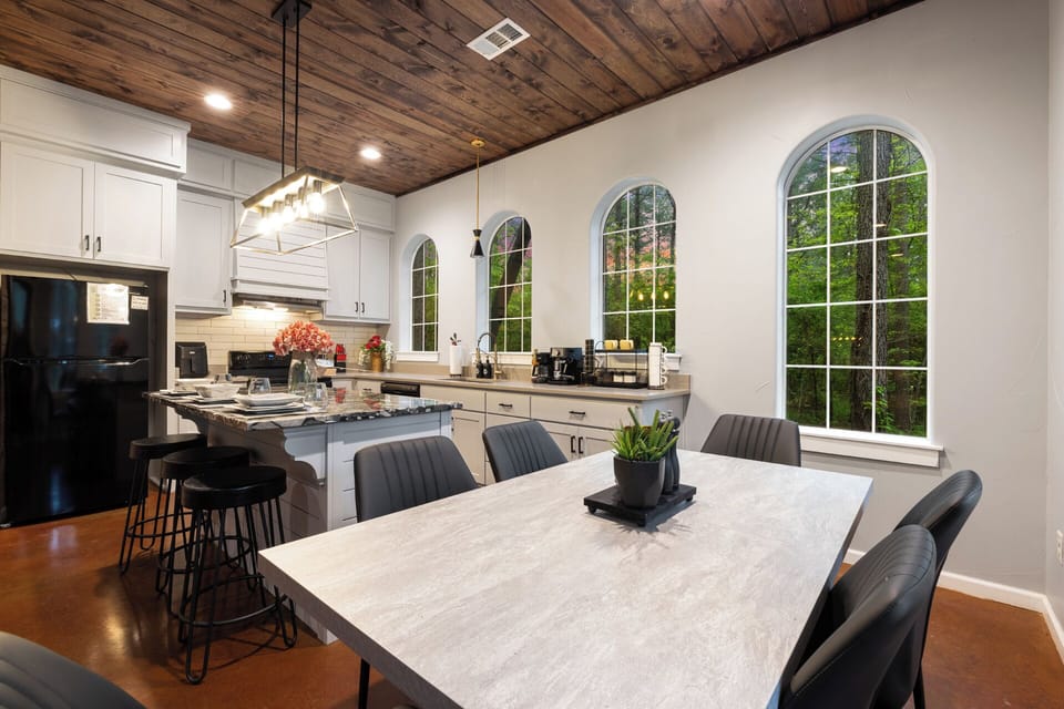 DINING AREA | Seats four guests