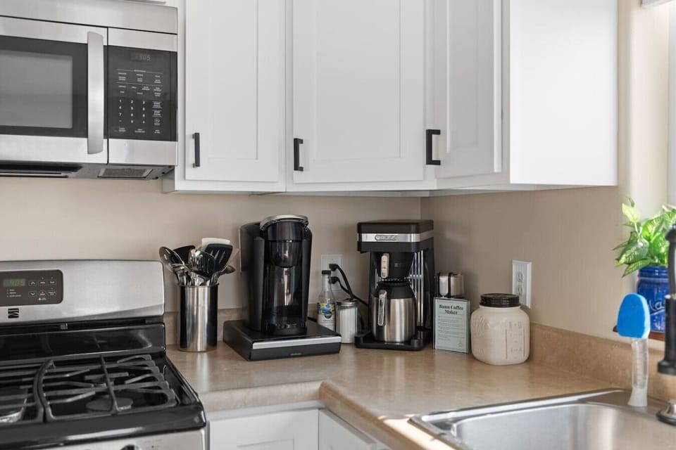 Coffee lovers rejoice! Choose between a Keurig or classic drip coffee maker every morning.