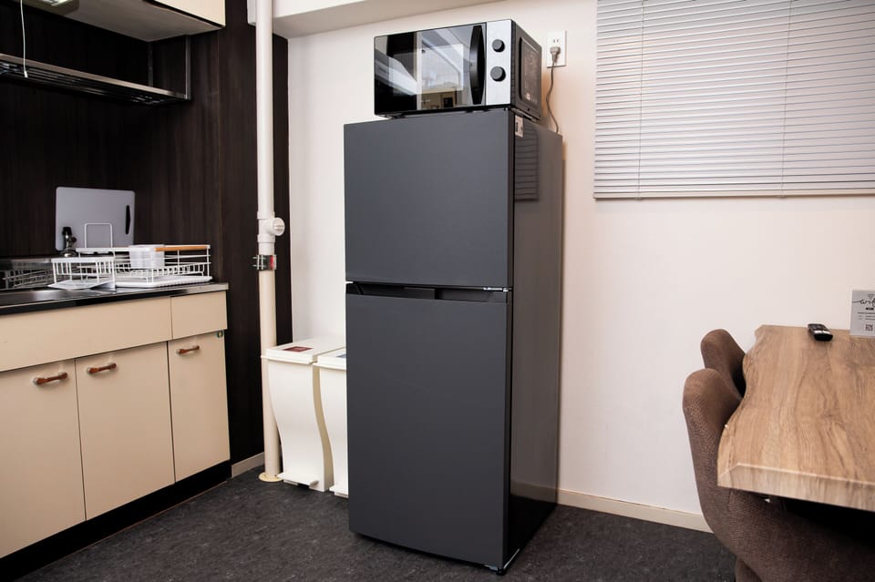 Fridge, microwave, stovetop, cookware/dishes/utensils