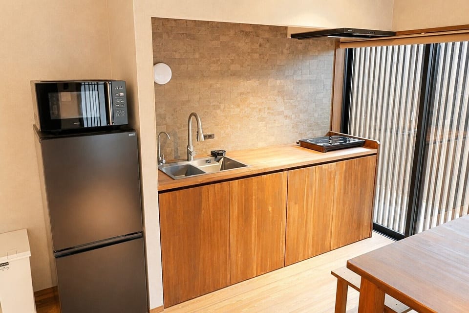 Full-size fridge, microwave, stovetop, cookware/dishes/utensils