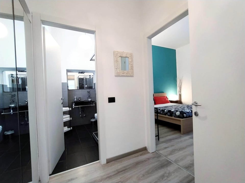 Deluxe Double Room, Ensuite | Minibar, individually furnished, desk, laptop workspace