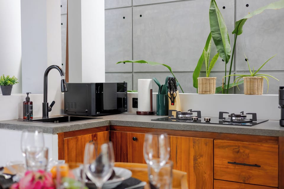 Coffee/tea maker, electric kettle, paper towels, dining table
