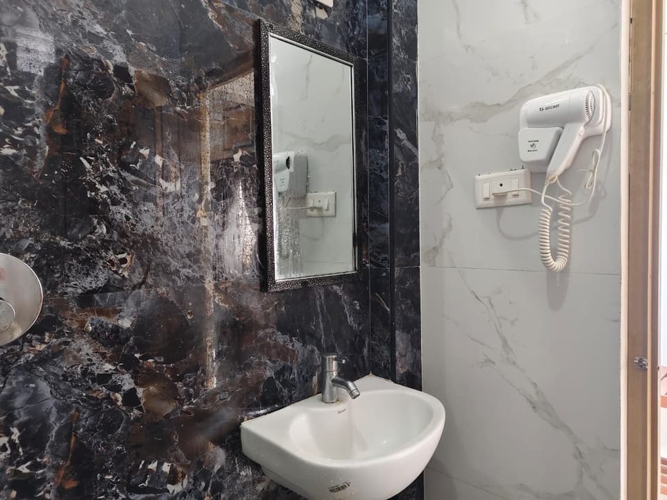Family Room | Bathroom | Shower, rainfall showerhead, towels, soap