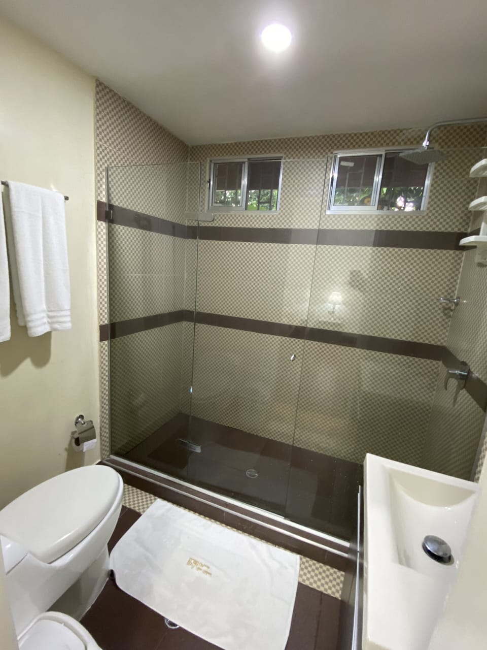 Shower, free toiletries, bathrobes, towels