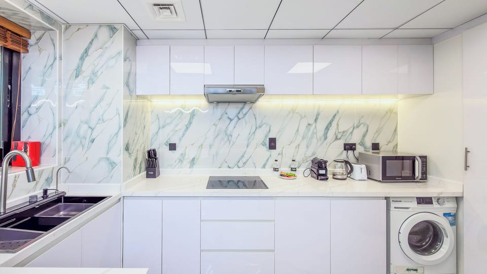 Deluxe Apartment, Balcony, Marina View | Private kitchen | Espresso maker, coffee/tea maker
