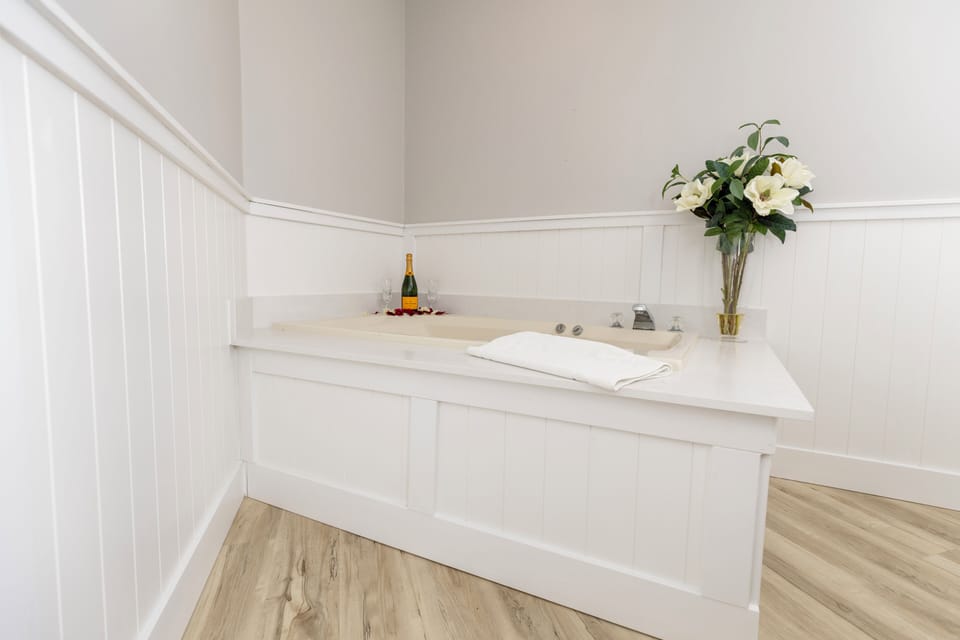 Elite Suite | Jetted tub