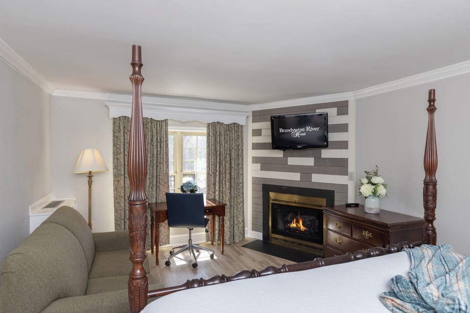 King Fireside Jetted Tub Suite | Living area | 32-inch flat-screen TV with cable channels, TV