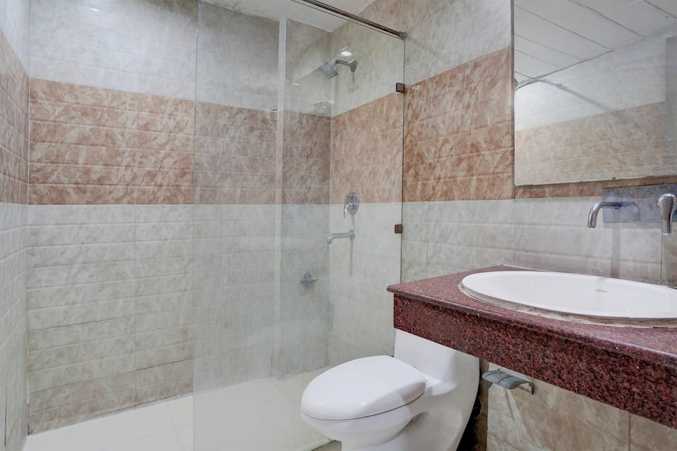 Deluxe Double Room | Bathroom | Shower, free toiletries, towels, soap