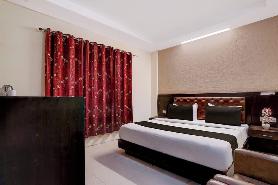 Deluxe Double Room | Desk, WiFi (free), bed sheets