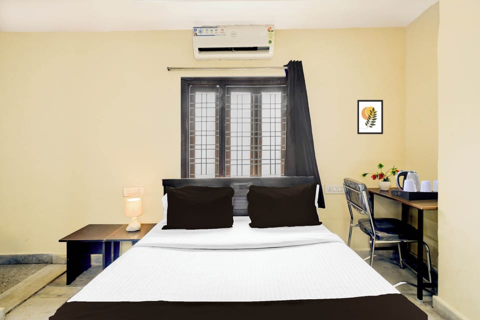 Classic Room | Desk, WiFi (free), bed sheets