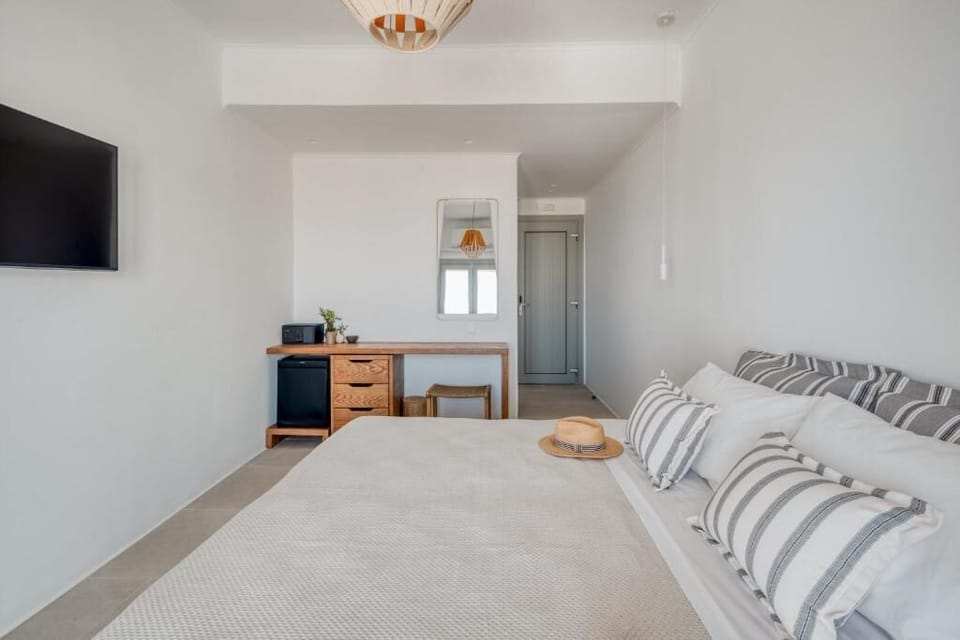Deluxe Double Room, Balcony, Sea View | In-room safe, iron/ironing board, WiFi (free)