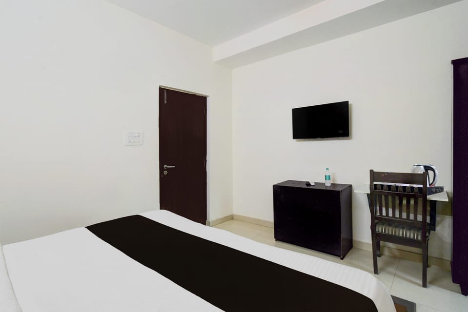 Desk, WiFi (free), bed sheets