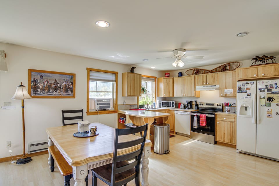 Dining Area | Dishes & Flatware Provided | 1st Floor
